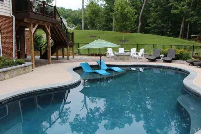 River Bend sun shelf with two in-pool lounge chairs